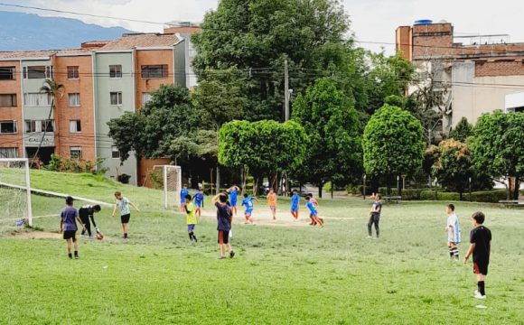 Estudiantes del colegio ICOLVEN y miembros del club deportivo Alexis Garcia en las actividades del club deportivo