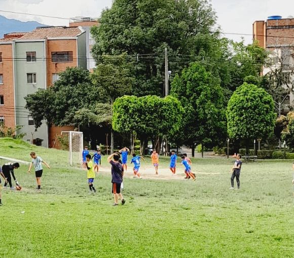 Estudiantes del colegio ICOLVEN y miembros del club deportivo Alexis Garcia en las actividades del club deportivo