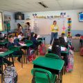 Estudiantes de ICOLVEN recibiendo las charlas sobre sostenibilidad en sus aulas de clase
